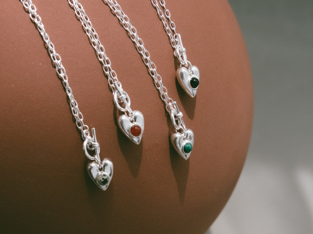 MARTE(マルテ)のオリジナルブランドSYKIA(シキア)。天然石を使用したハート型のシルバーネックレス。