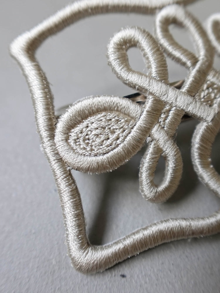 カラー:Greige ※室内にて自然光で撮影