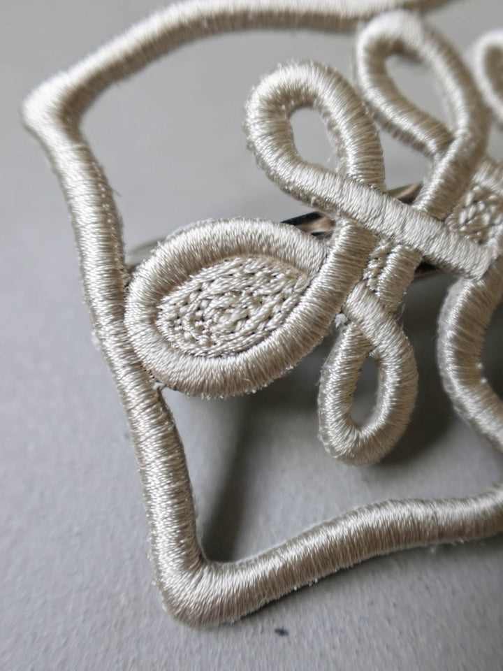 カラー:Greige ※室内にて自然光で撮影