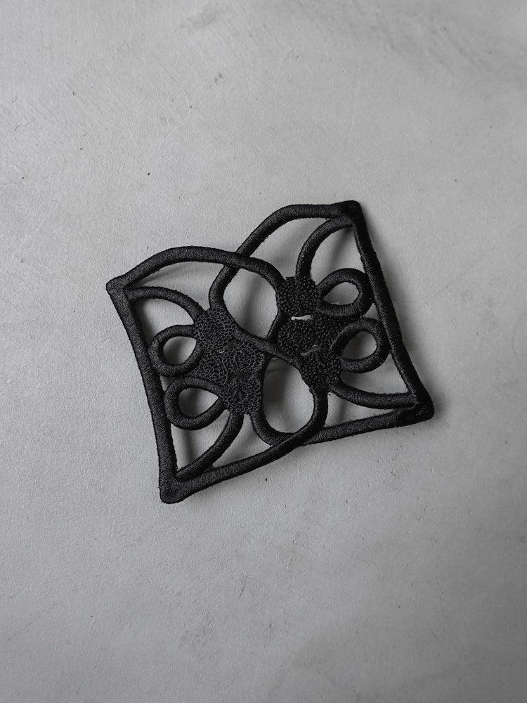 カラー:Black ※室内にて自然光で撮影