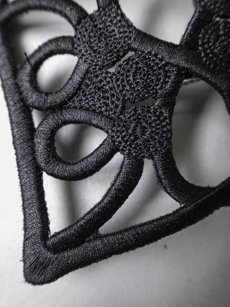 カラー:Black ※室内にて自然光で撮影