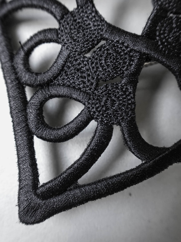 カラー:Black ※室内にて自然光で撮影