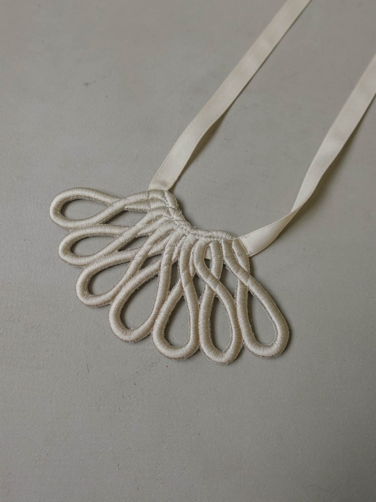 カラー:Greige ※室内にて自然光で撮影