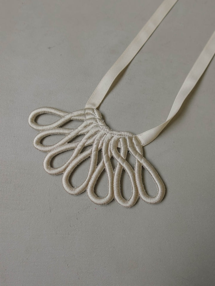 カラー:Greige ※室内にて自然光で撮影