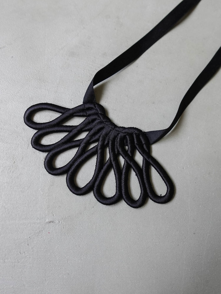 カラー:Black ※室内にて自然光で撮影