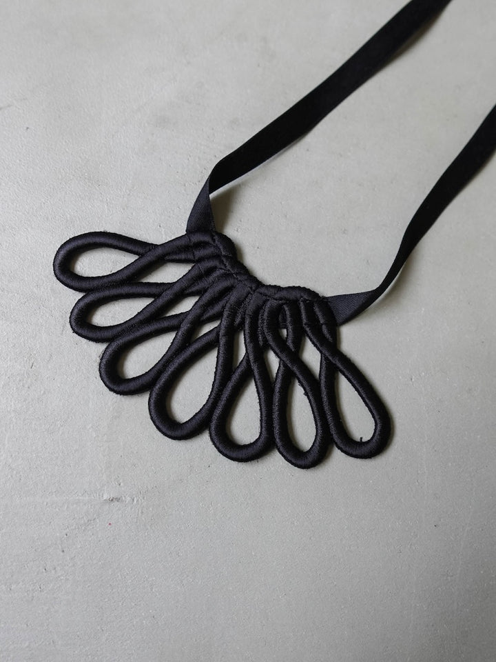 カラー:Black ※室内にて自然光で撮影