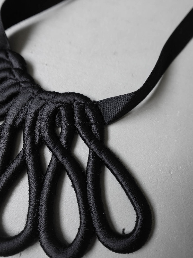 カラー:Black ※室内にて自然光で撮影