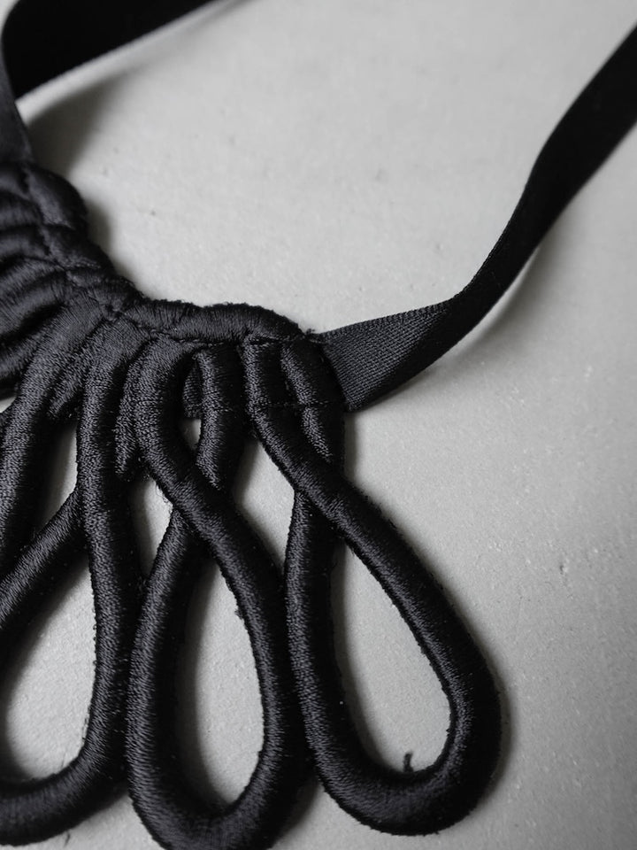 カラー:Black ※室内にて自然光で撮影