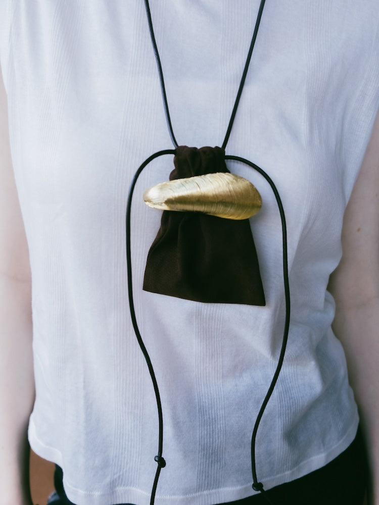 カラー:Gold (ブラウンの巾着が付属します)