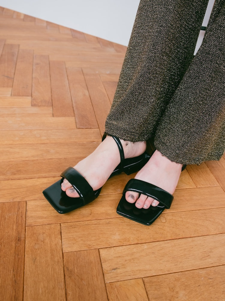 カラー:Black / サイズ:S, M, L