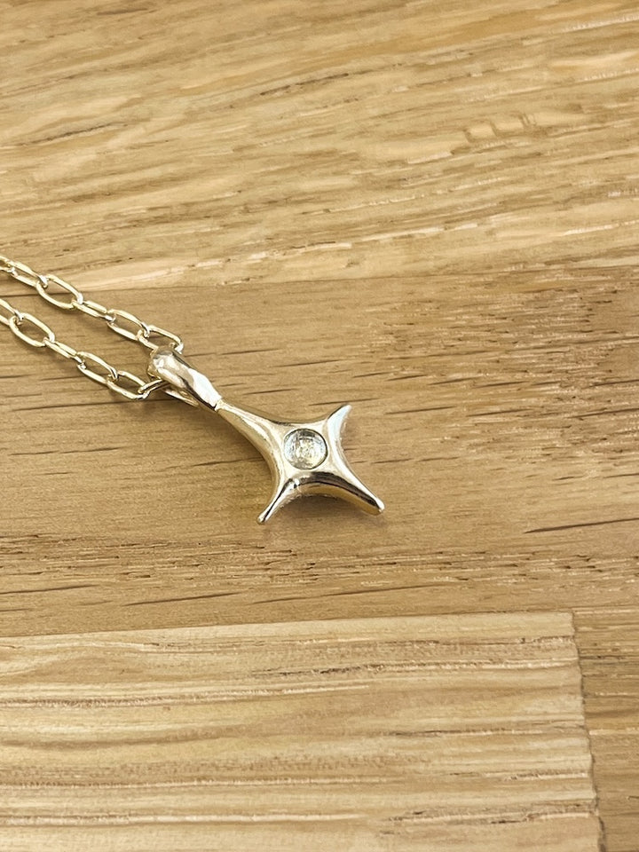 カラー:Gold × Labradorite (Gray) ※天然石は1点ごとに異なります。柄の出方や色味に個体差があり、石の中に汚れや傷があるものもございます。予めご了承くださいませ。