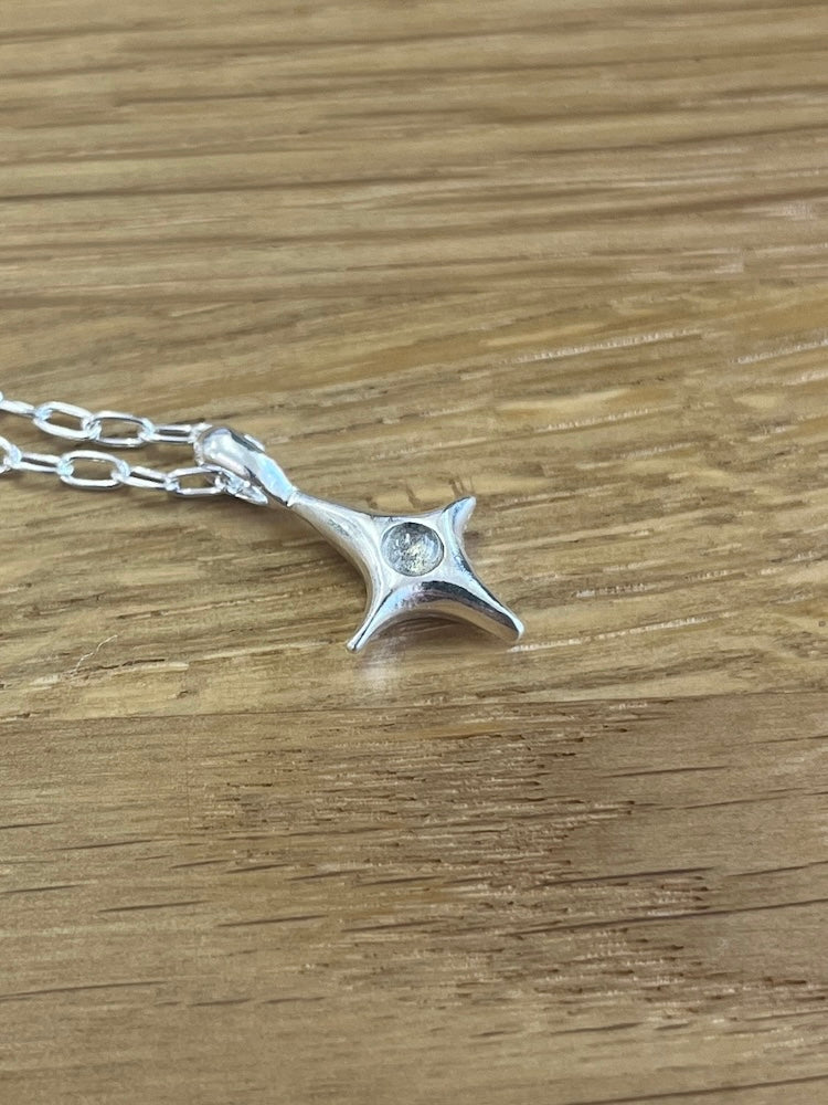 カラー:Silver × Labradorite (Gray) ※天然石は1点ごとに異なります。柄の出方や色味に個体差があり、石の中に汚れや傷があるものもございます。予めご了承くださいませ。