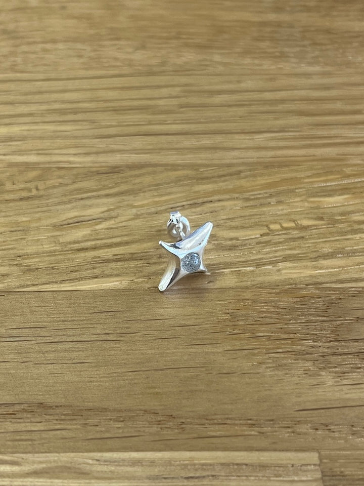 カラー:Silver × Labradorite (Gray) ※天然石は1点ごとに異なります。柄の出方や色味に個体差があり、石の中に汚れや傷があるものもございます。予めご了承くださいませ。