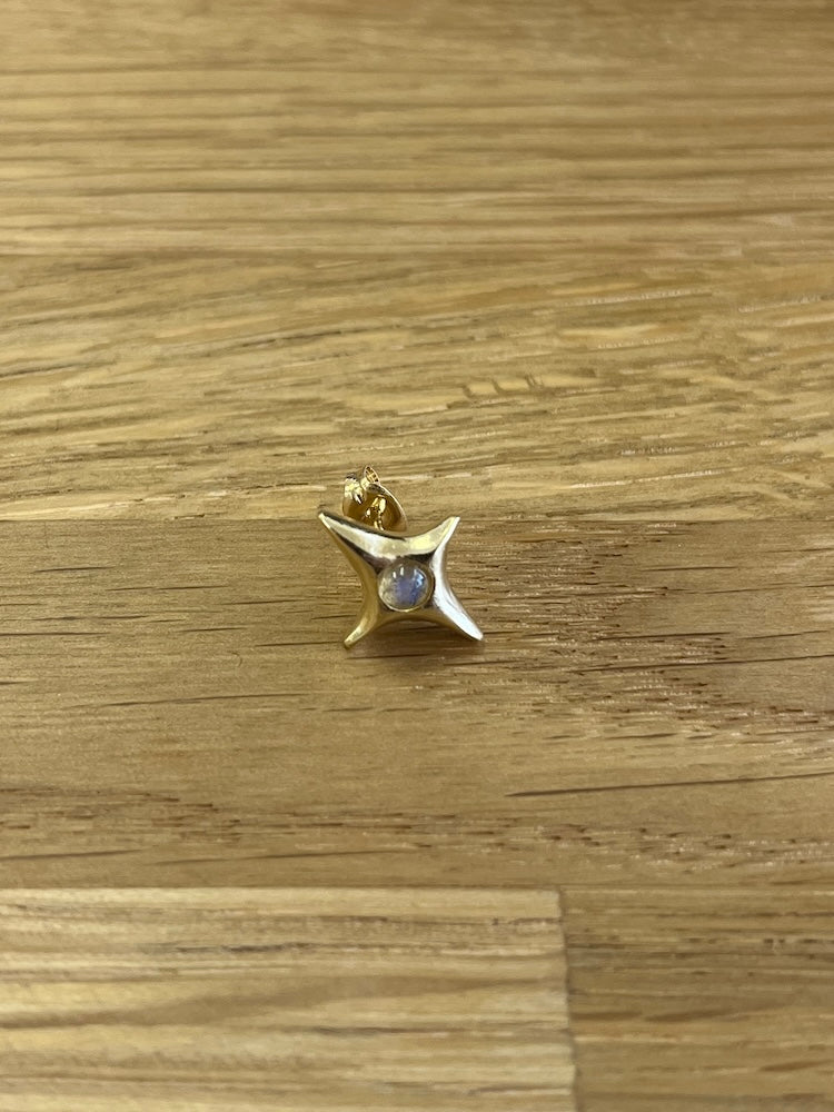 カラー:Gold × Labradorite (Gray) ※天然石は1点ごとに異なります。柄の出方や色味に個体差があり、石の中に汚れや傷があるものもございます。予めご了承くださいませ。