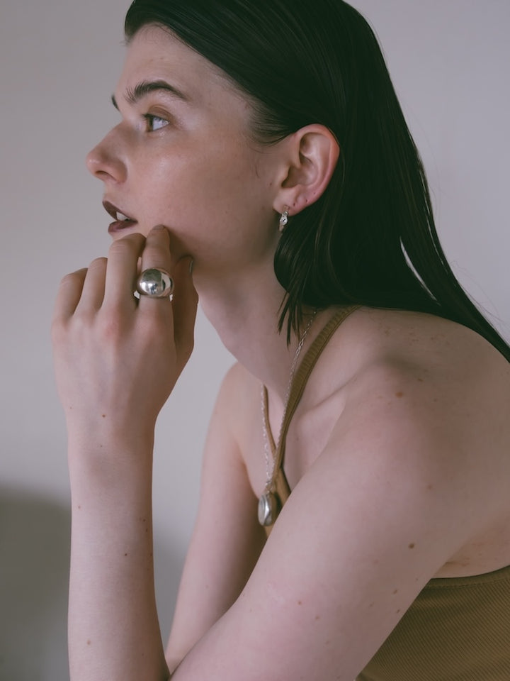 カラー:Silver ※ピアスの写真を使用していますが、こちらはイヤリングページです