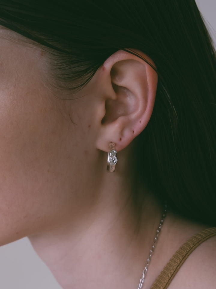 カラー:Silver ※ピアスの写真を使用していますが、こちらはイヤリングページです