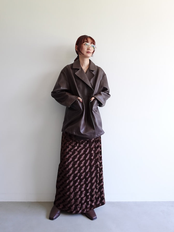 Emboss Velour Long Skirt / モデル身長：168cm Mサイズ着用