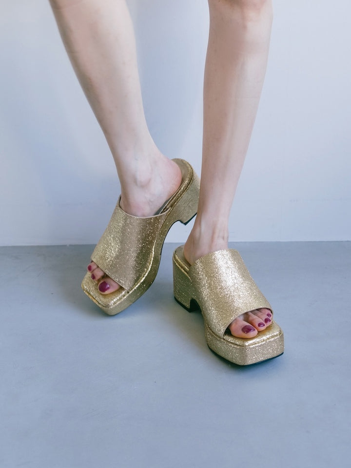 【WEB限定】Cracked Metallic Sandals