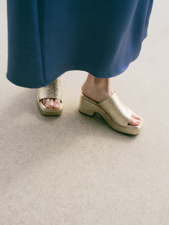 【WEB限定】Cracked Metallic Sandals