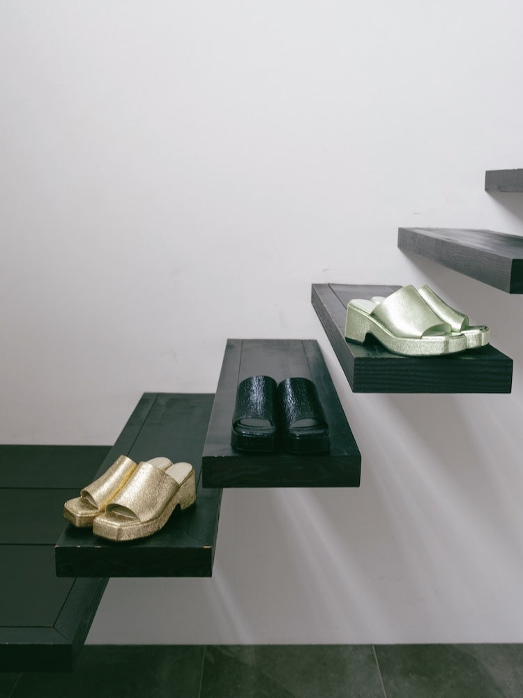 Cracked Metallic Sandals｜メタリックラメサンダル – MARTE