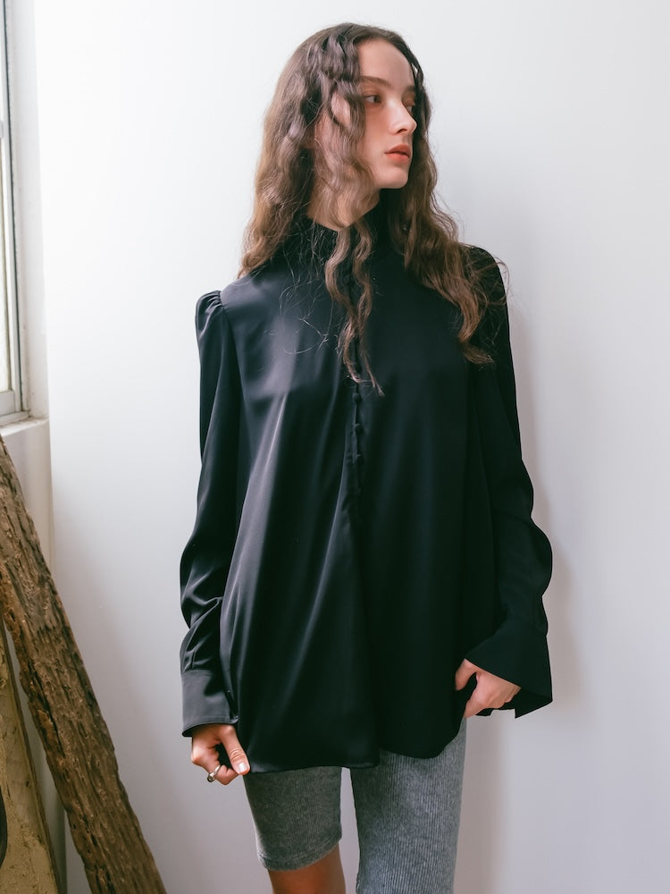 Silky Button Shirt / Black / モデル身長：174cm