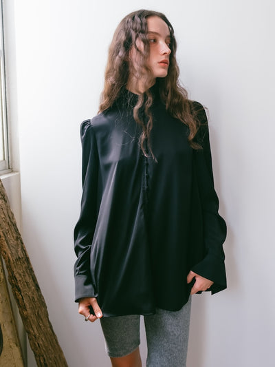 Silky Button Shirt / Black / モデル身長：174cm