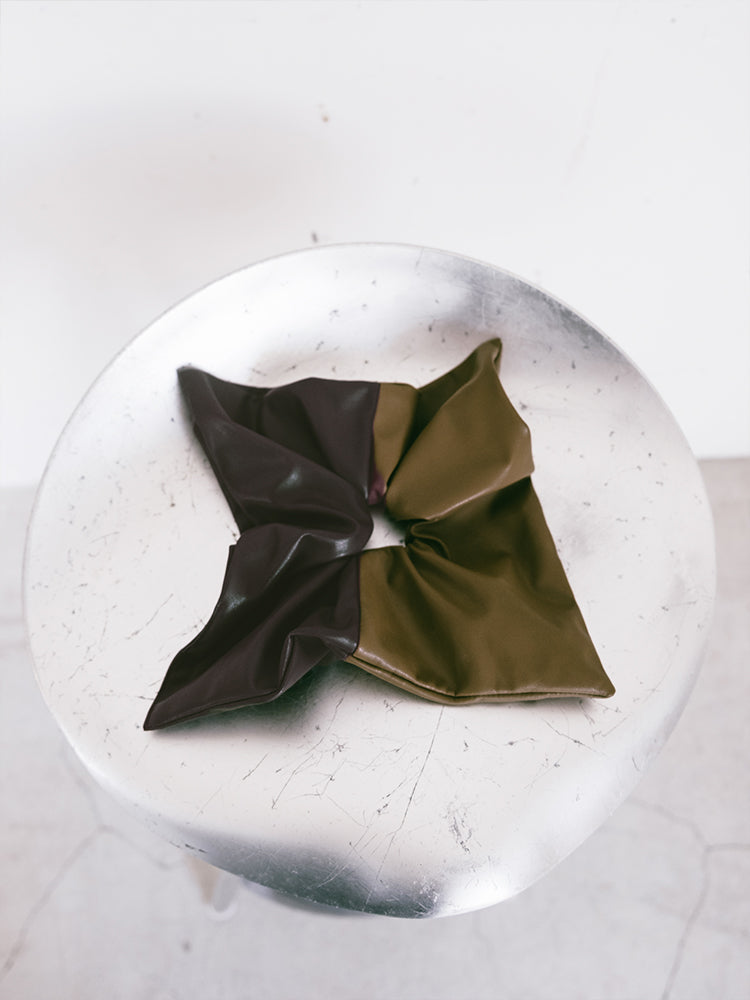 Square Leather Chouchou｜バイカラーレザーシュシュ – MARTE