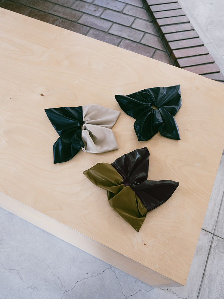 Square Leather Chouchou｜バイカラーレザーシュシュ – MARTE