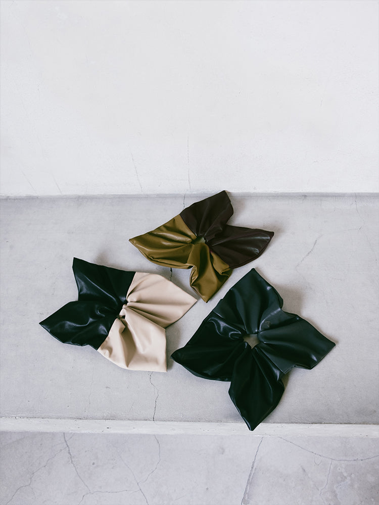 Square Leather Chouchou｜バイカラーレザーシュシュ – MARTE