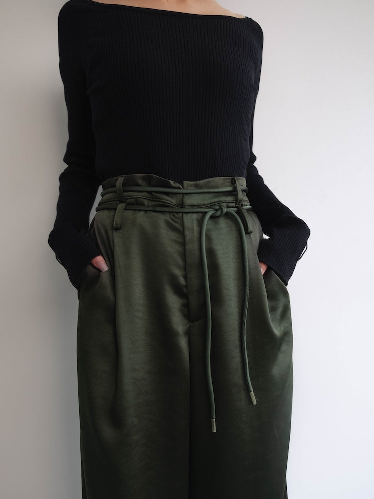 モデル身長：156cm / カラー：Green / 着用サイズ：Sサイズ