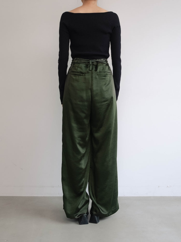 モデル身長：156cm / カラー：Green / 着用サイズ：Sサイズ