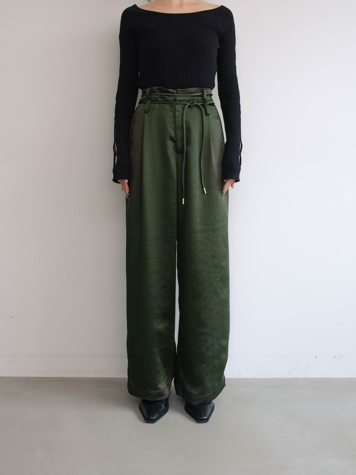 モデル身長：156cm / カラー：Green / 着用サイズ：Sサイズ