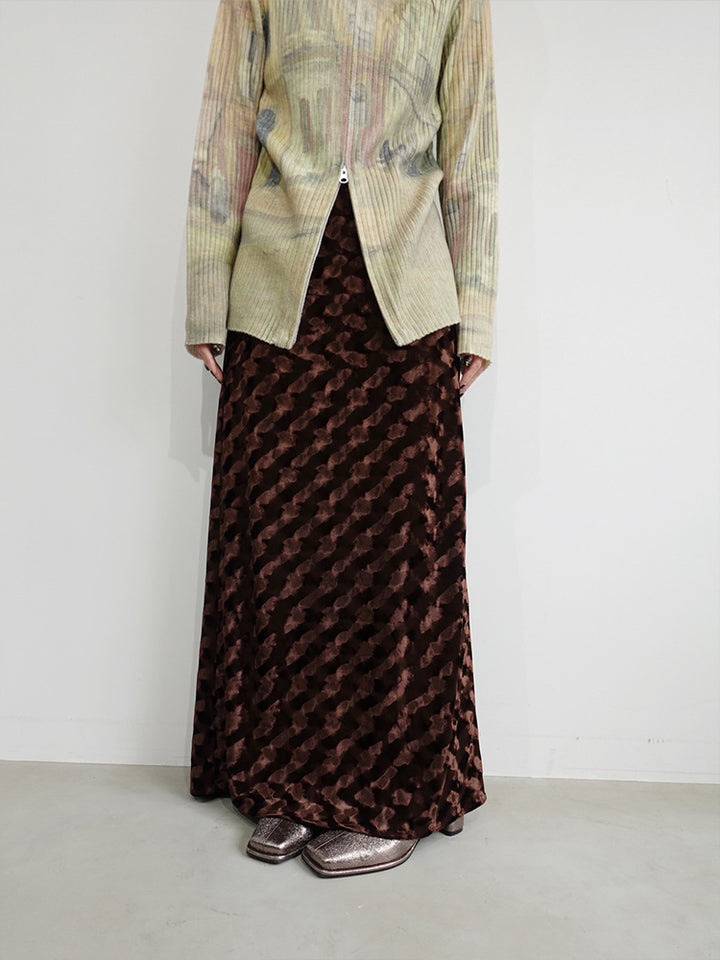 モデル身長：157cm / Emboss Velour Long Skirt Sサイズ着用