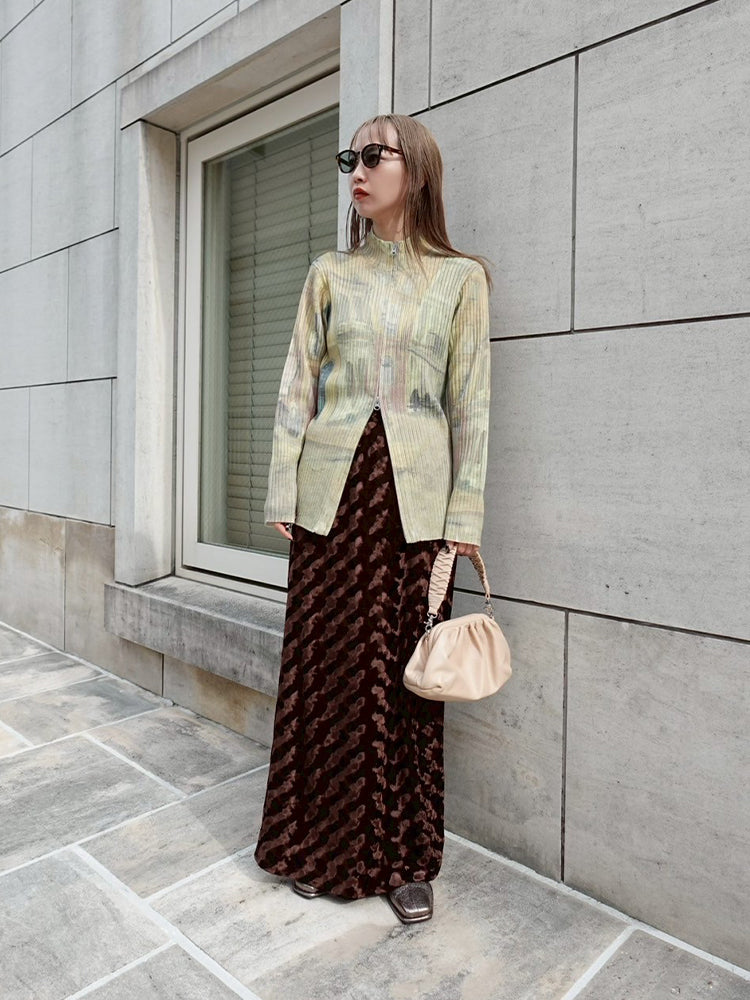 モデル身長：157cm / Emboss Velour Long Skirt Sサイズ着用