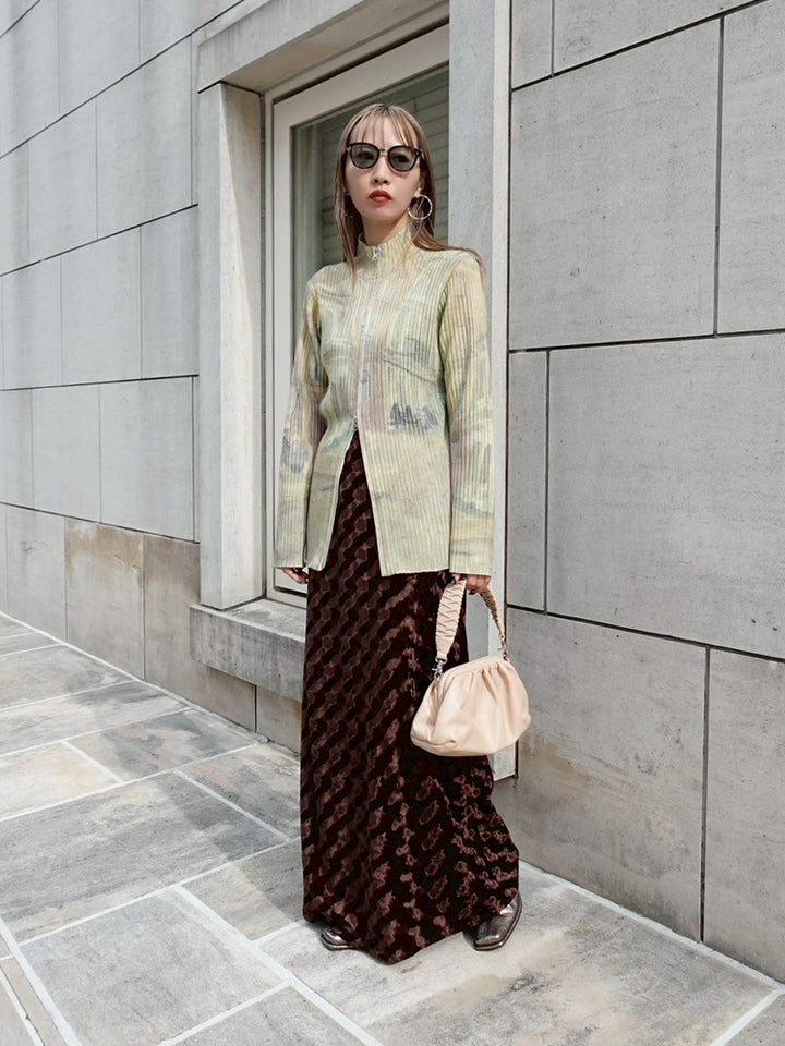 モデル身長：157cm / Emboss Velour Long Skirt Sサイズ着用