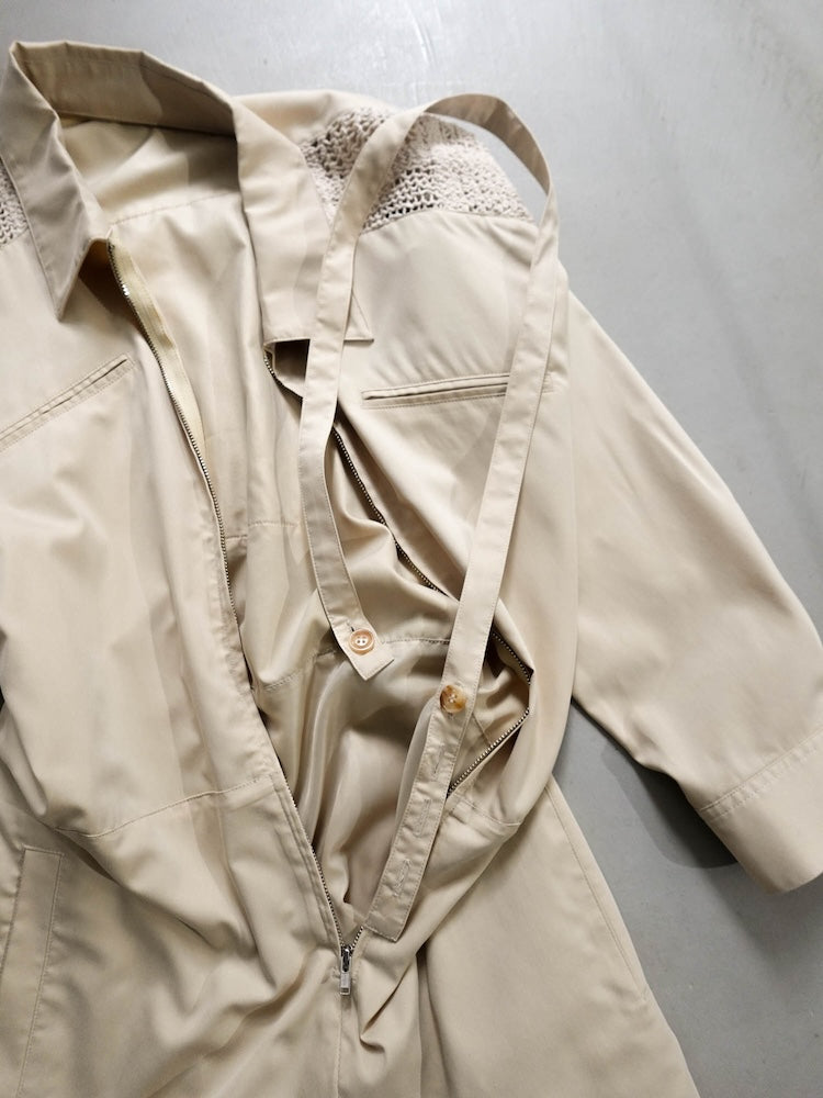 取り外し可能な肩紐が付属