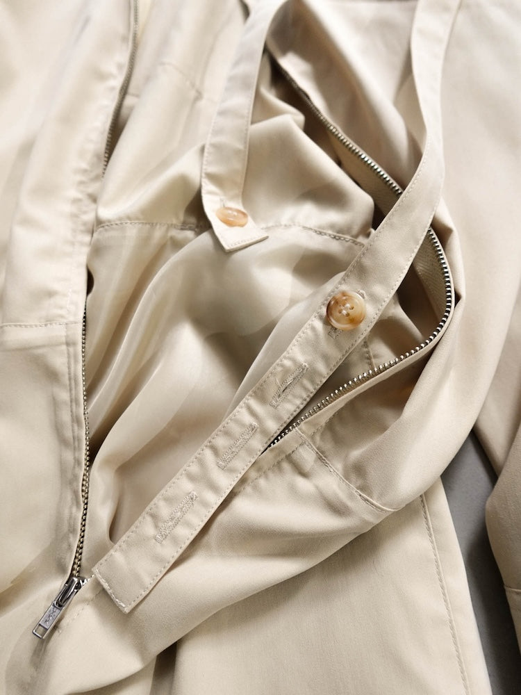 取り外し可能な肩紐が付属