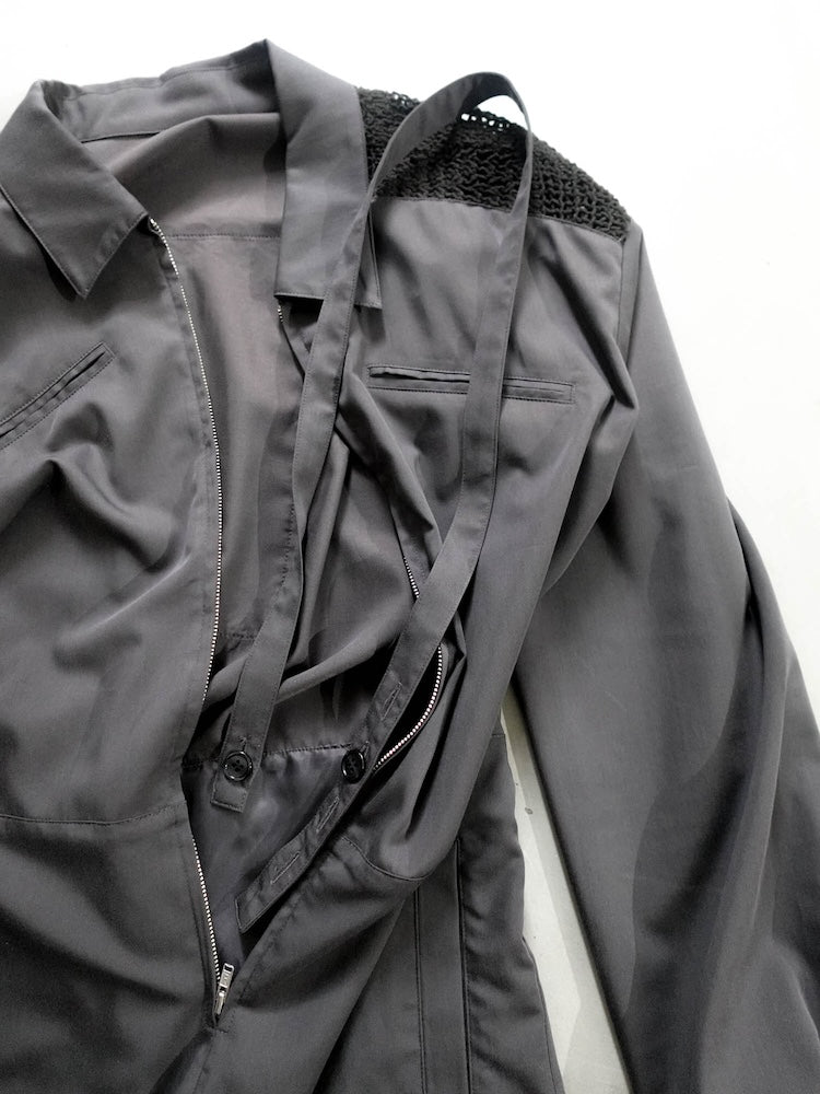 取り外し可能な肩紐が付属