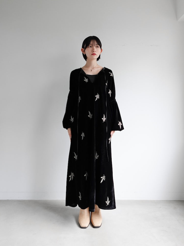 【11月8日(土) 12:00販売開始】Velour Embroidery Shirring Sleeve Dress