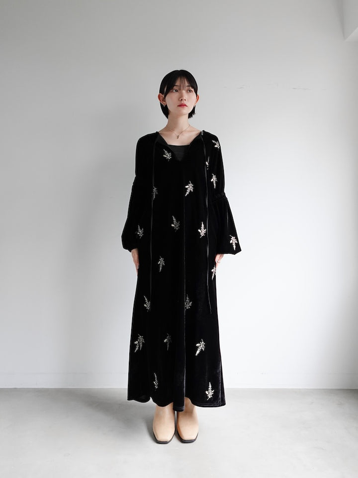 【11月8日(土) 12:00販売開始】Velour Embroidery Shirring Sleeve Dress