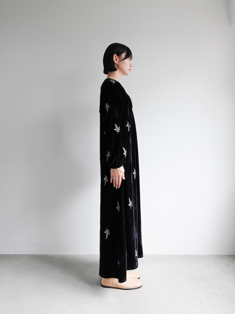 【11月8日(土) 12:00販売開始】Velour Embroidery Shirring Sleeve Dress