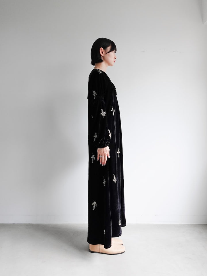 【11月8日(土) 12:00販売開始】Velour Embroidery Shirring Sleeve Dress