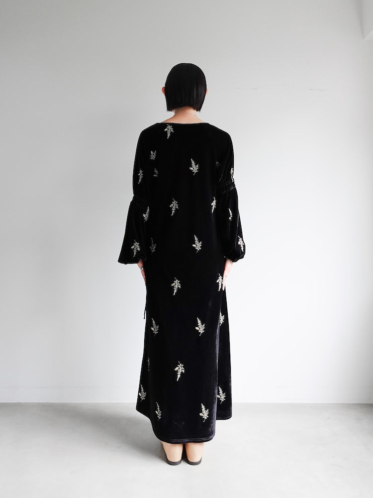 【11月8日(土) 12:00販売開始】Velour Embroidery Shirring Sleeve Dress