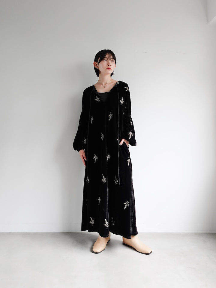 【11月8日(土) 12:00販売開始】Velour Embroidery Shirring Sleeve Dress