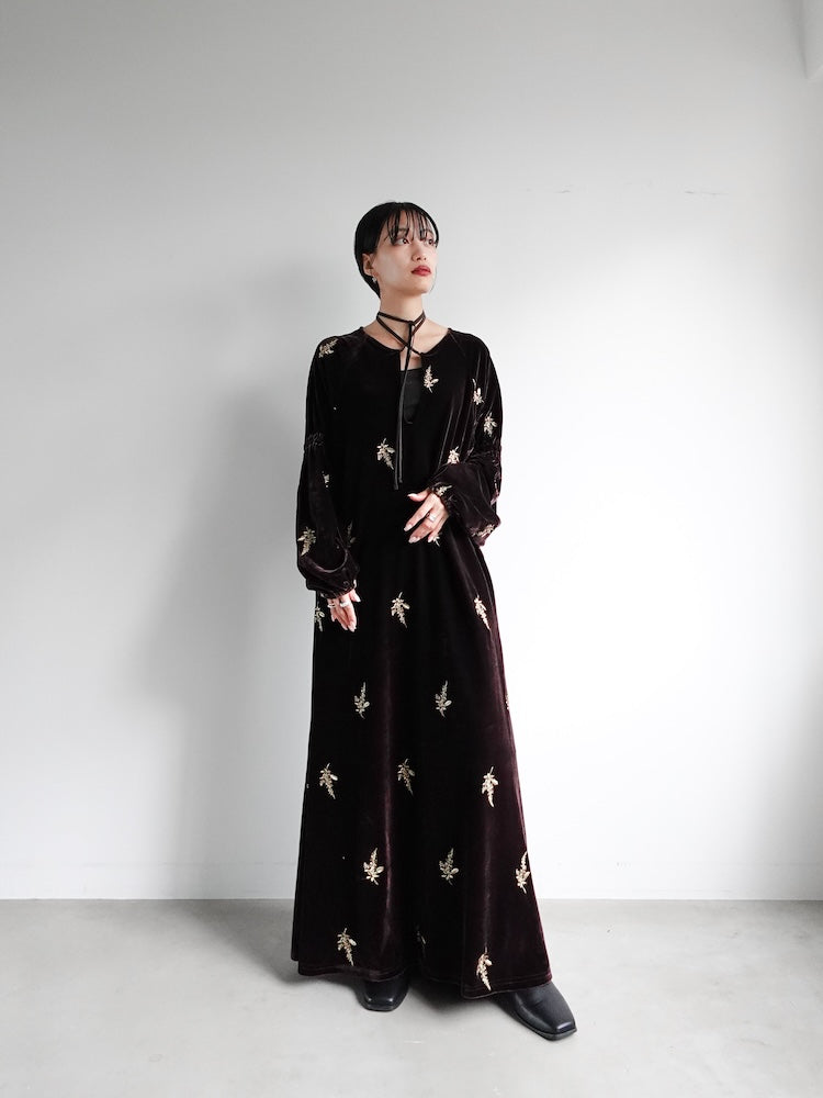 【11月8日(土) 12:00販売開始】Velour Embroidery Shirring Sleeve Dress