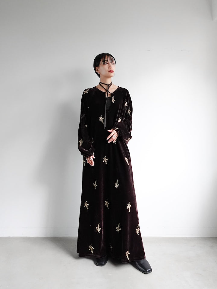 【11月8日(土) 12:00販売開始】Velour Embroidery Shirring Sleeve Dress