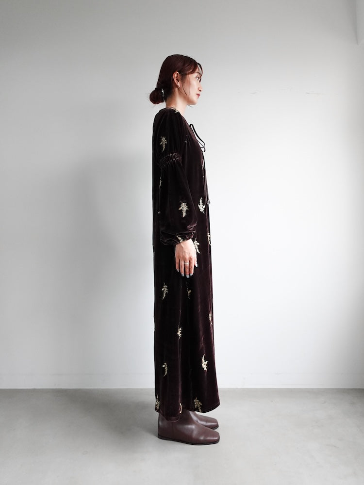 【11月8日(土) 12:00販売開始】Velour Embroidery Shirring Sleeve Dress
