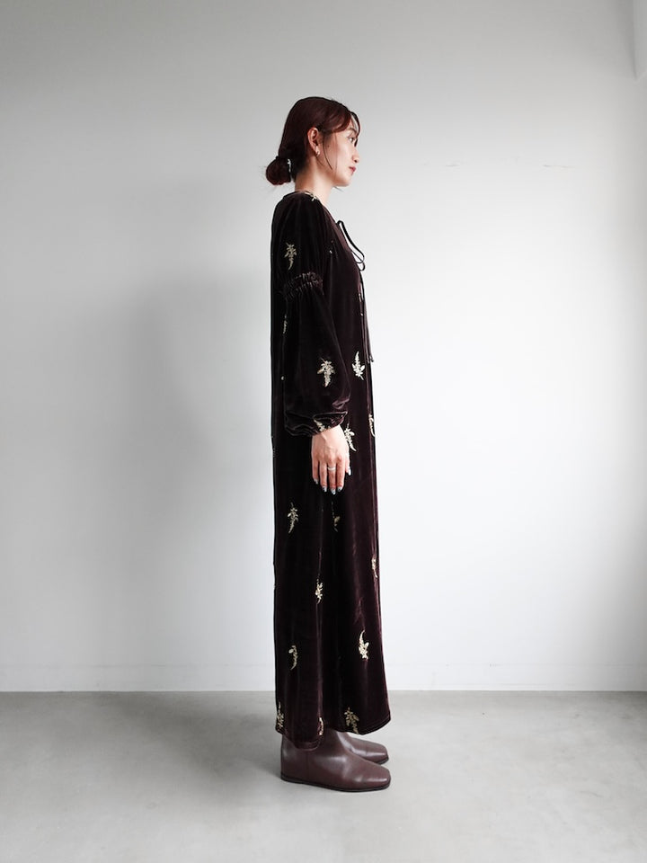 【11月8日(土) 12:00販売開始】Velour Embroidery Shirring Sleeve Dress