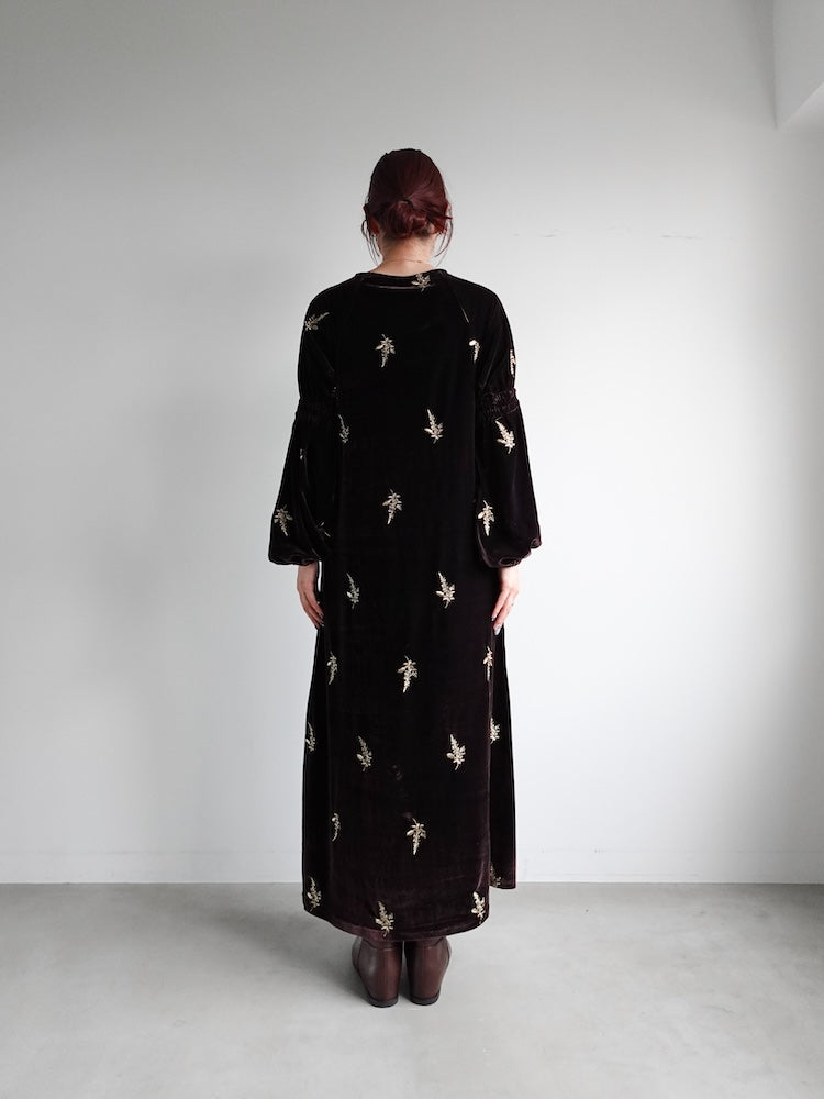 【11月8日(土) 12:00販売開始】Velour Embroidery Shirring Sleeve Dress