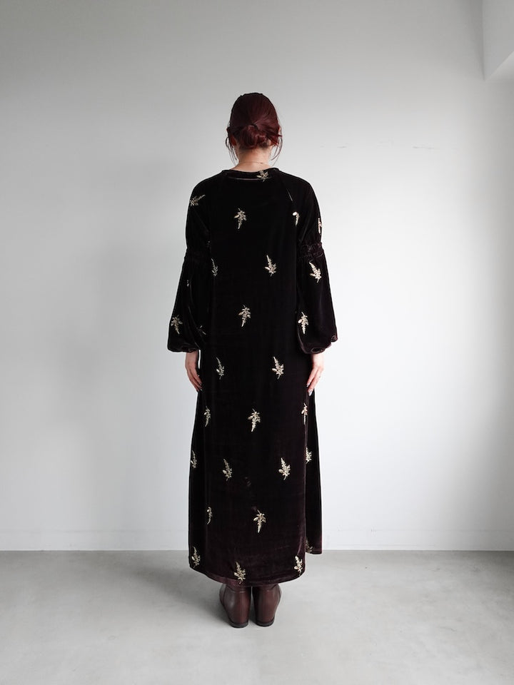 【11月8日(土) 12:00販売開始】Velour Embroidery Shirring Sleeve Dress